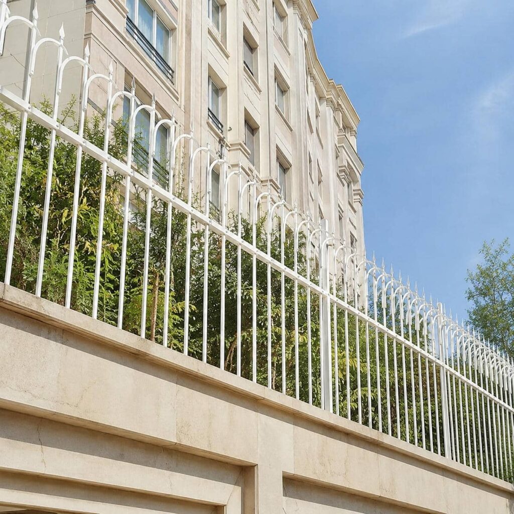 10 طرح حفاظ دیوار کوتاه حیاط