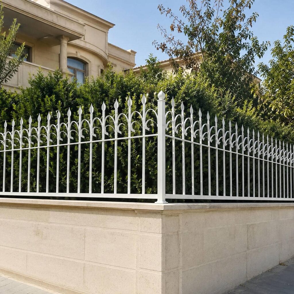 حفاظ دیوار سیم خاردار ترکیبی با پایه خم‌دار یک‌طرفه