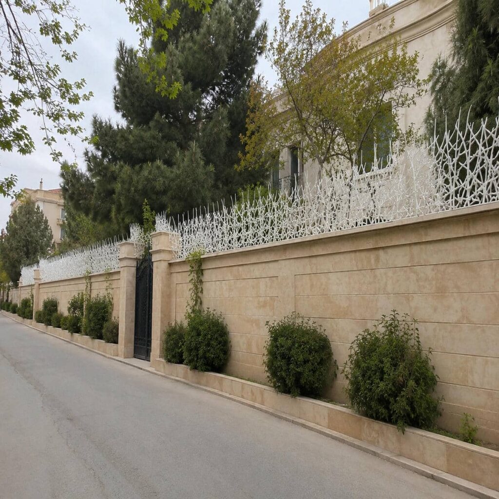 حفاظ دیوار کوتاه حیاط با رنگ مشکی مات