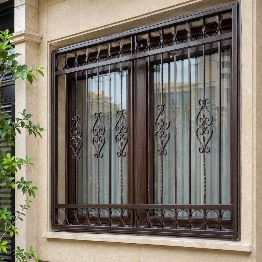 حفاظ پنجره فرفورژه گل نرده با شاخه‌های پیچان