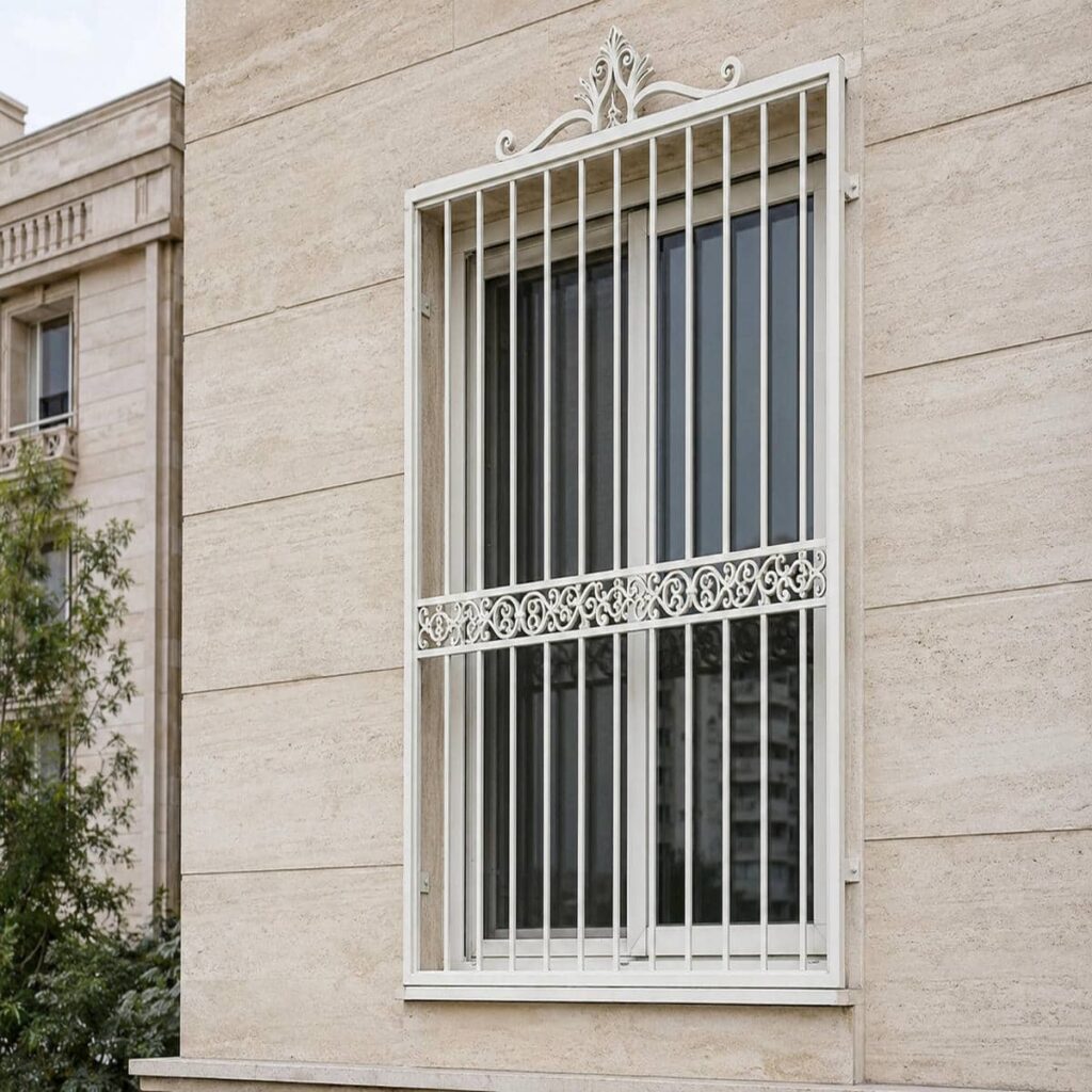 اجرای حفاظ پنجره قوسی کتیبه دار روی نمای سنگی