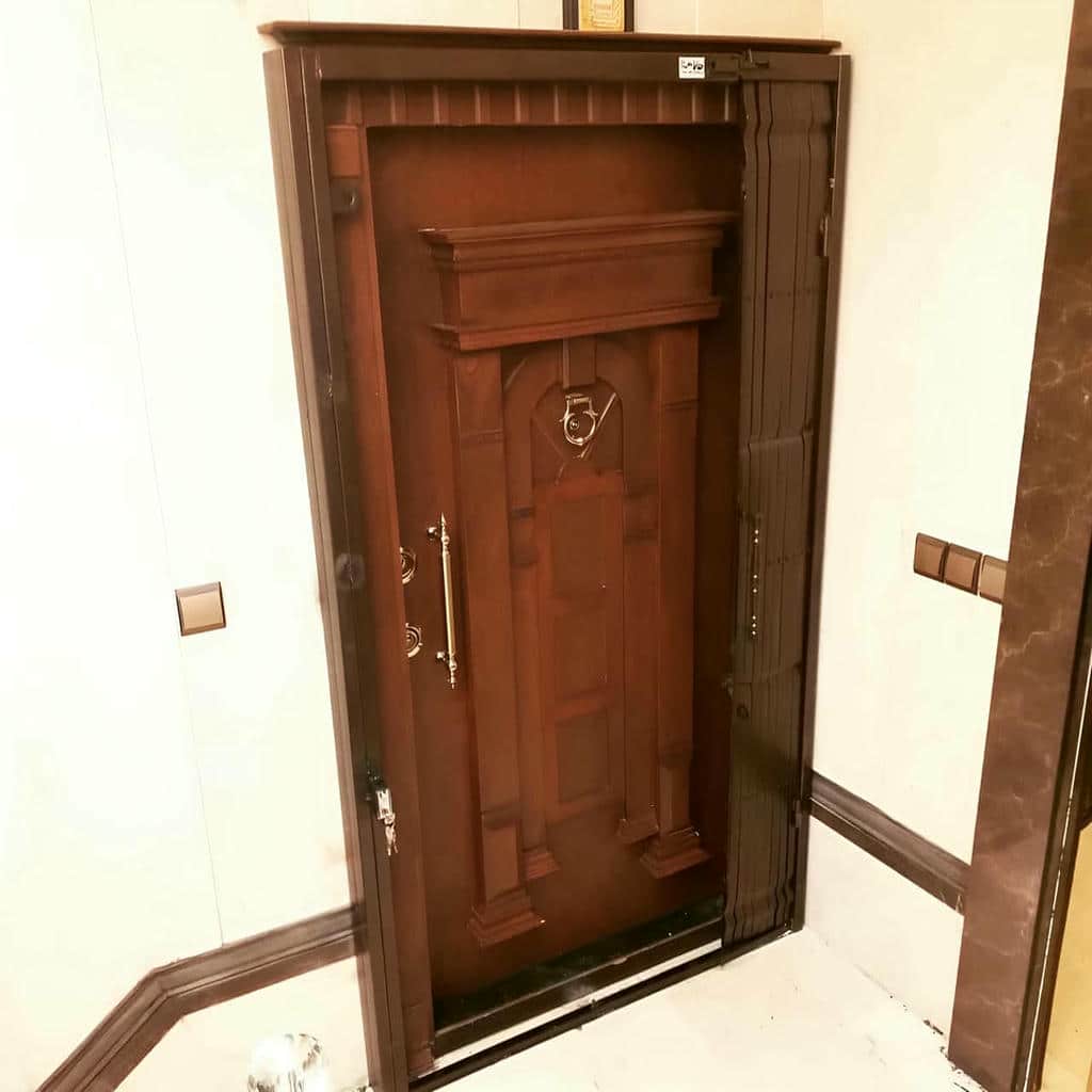 حفاظ متحرک رنگ تیره هماهنگ با درب اصلی