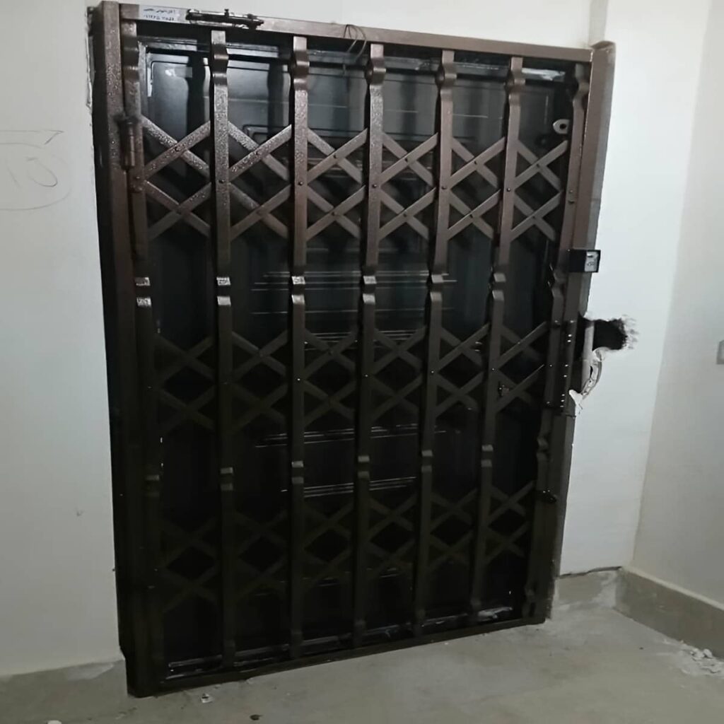 حفاظ آکاردئونی با رنگ هماهنگ درب اصلی