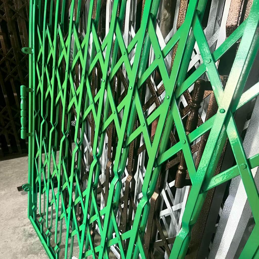 محافظ درب آپارتمان هماهنگ با چهارچوب ورودی