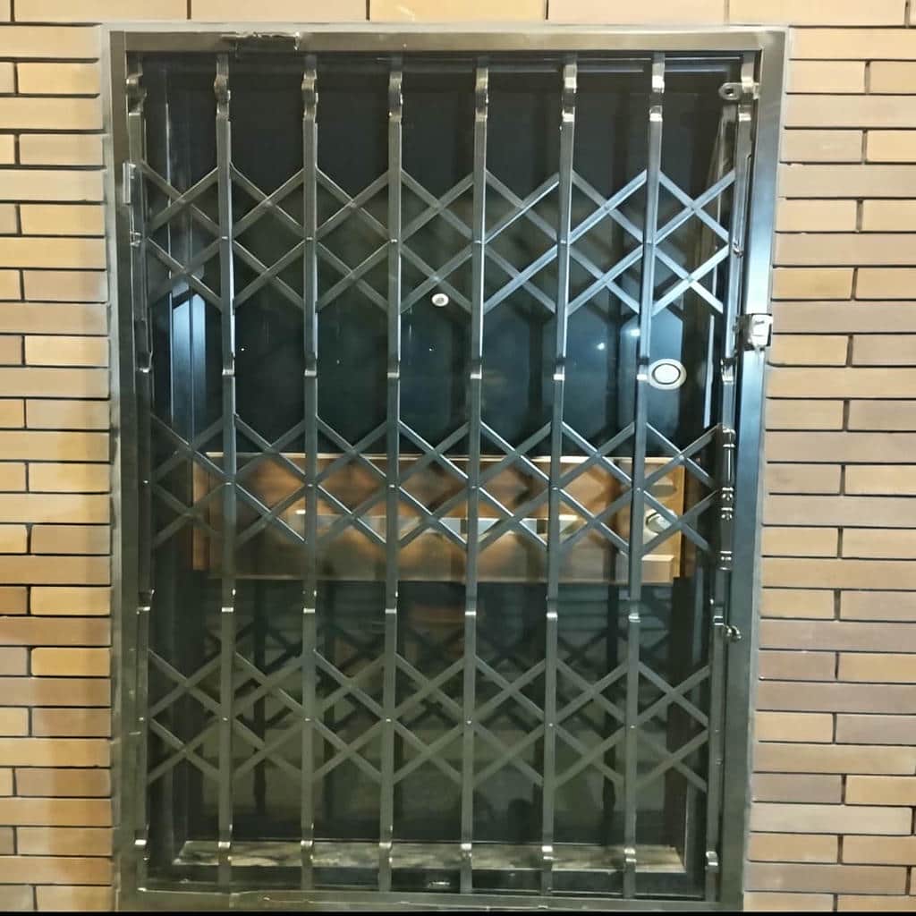 درب آکاردئونی با رنگ هماهنگ چهارچوب اصلی