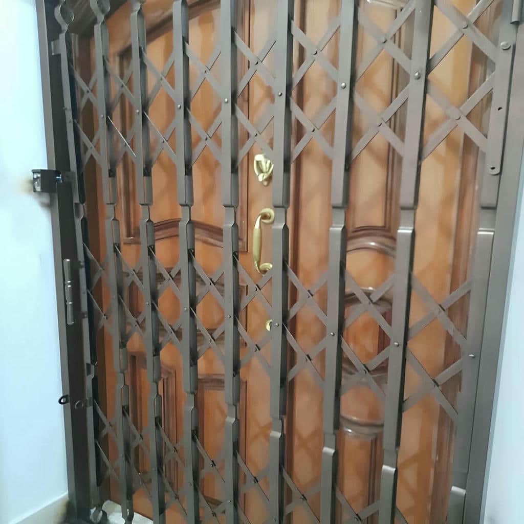 نمای محافظ درب آپارتمان با رنگ سفارشی