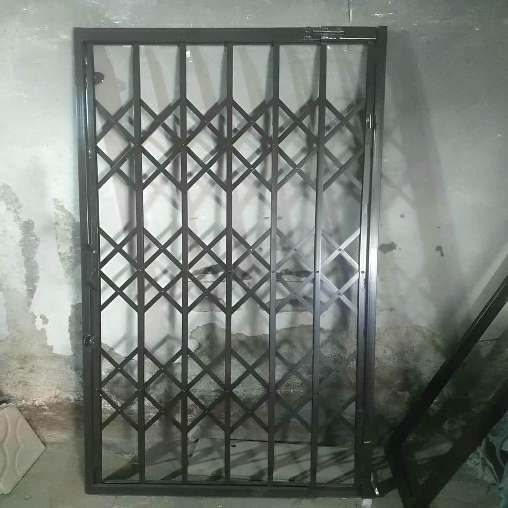 حفاظ کشویی رنگ تیره هماهنگ با فضای مجتمع