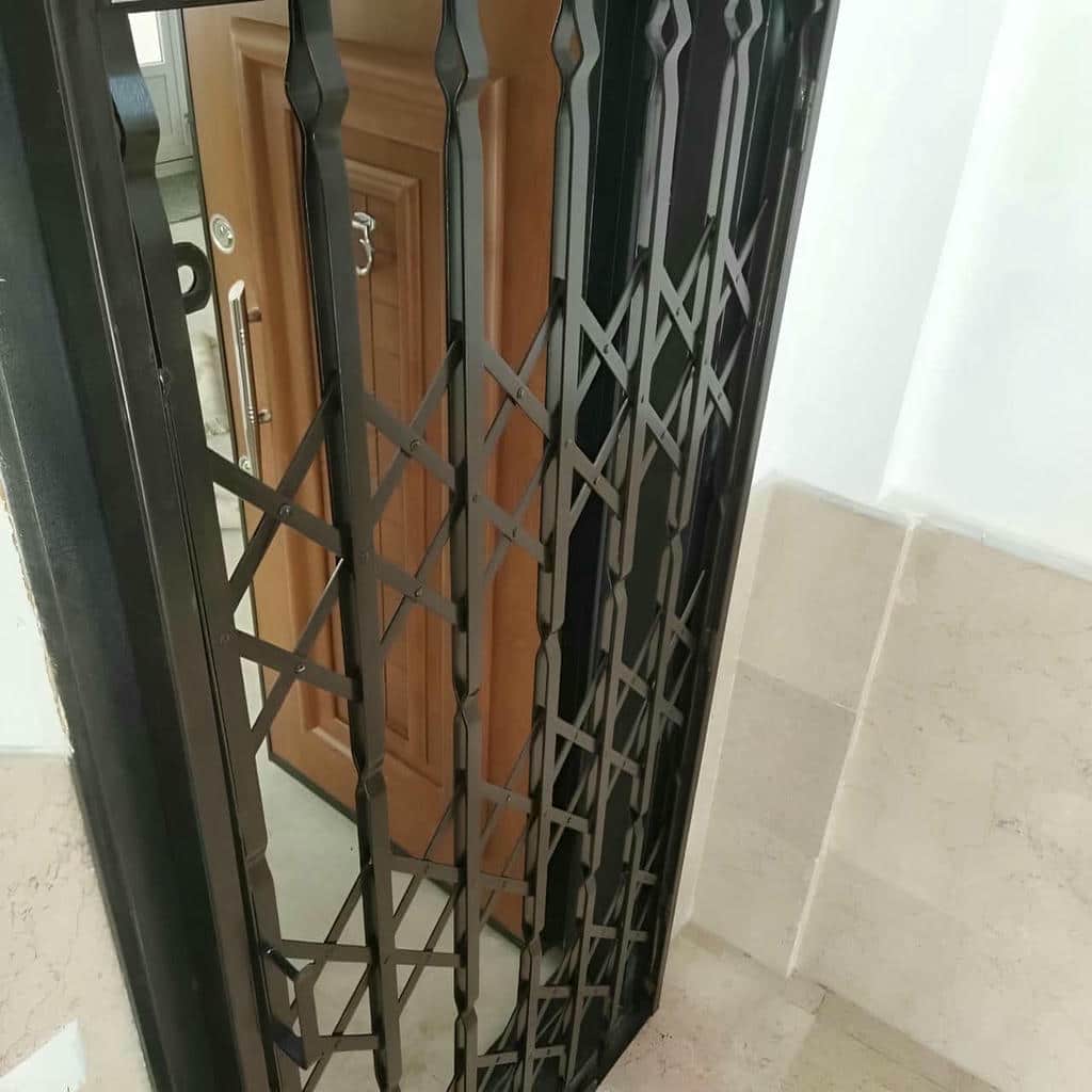 محافظ درب آپارتمان مدل جمع شونده فلزی محافظ درب آپارتمان مدل جمع شونده فلزی