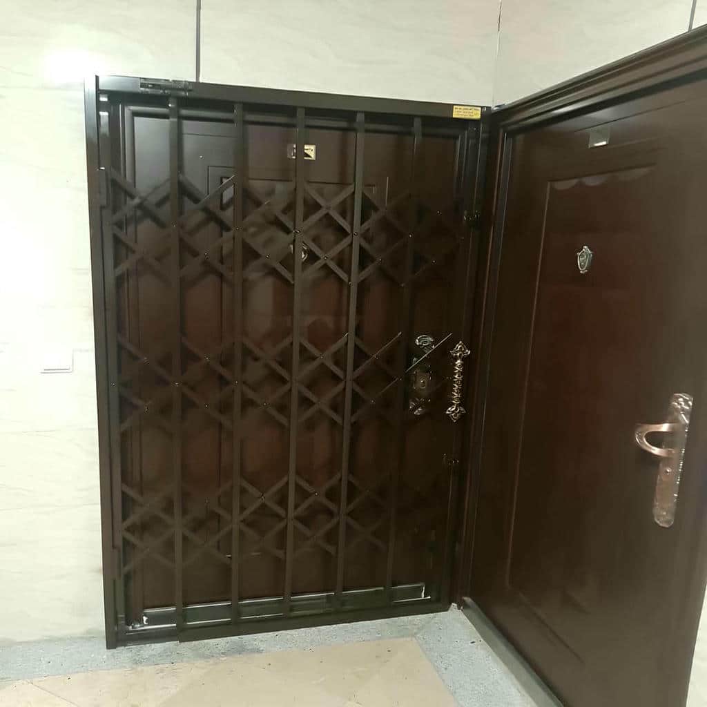 درب آکاردئونی آپارتمان با رنگ هماهنگ درب اصلی