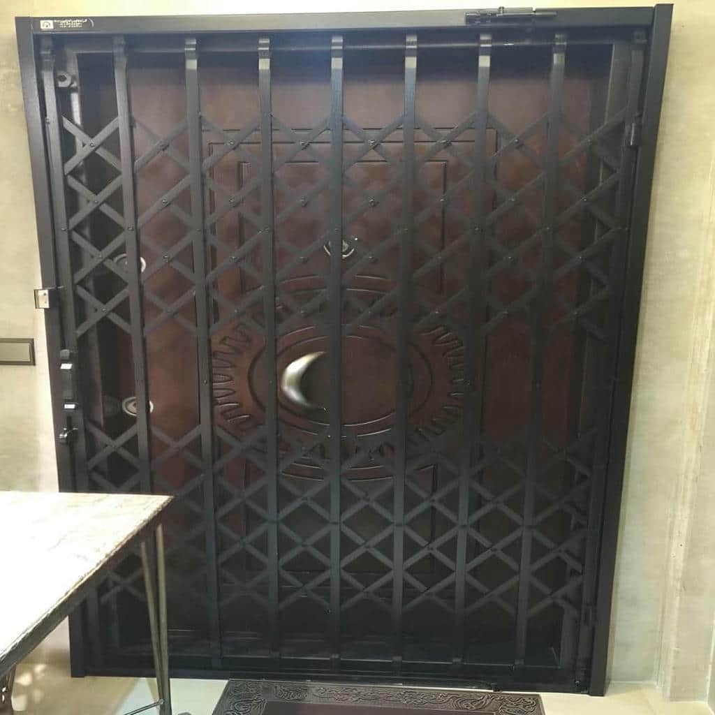 حفاظ پشت درب آپارتمان دارای اتصالات مقاوم یکدست حفاظ پشت درب آپارتمان دارای اتصالات مقاوم یکدست