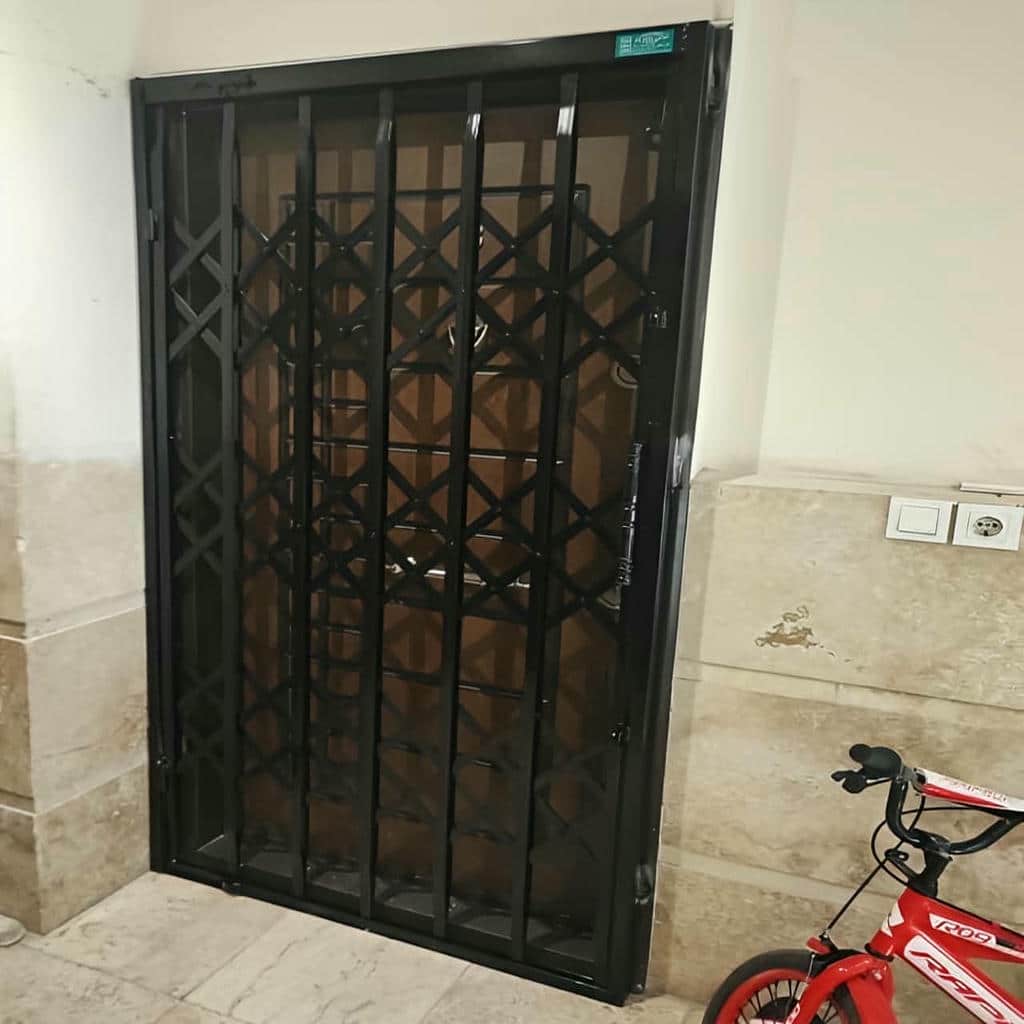 نرده آکاردئونی با متریال فلزی انتخابی