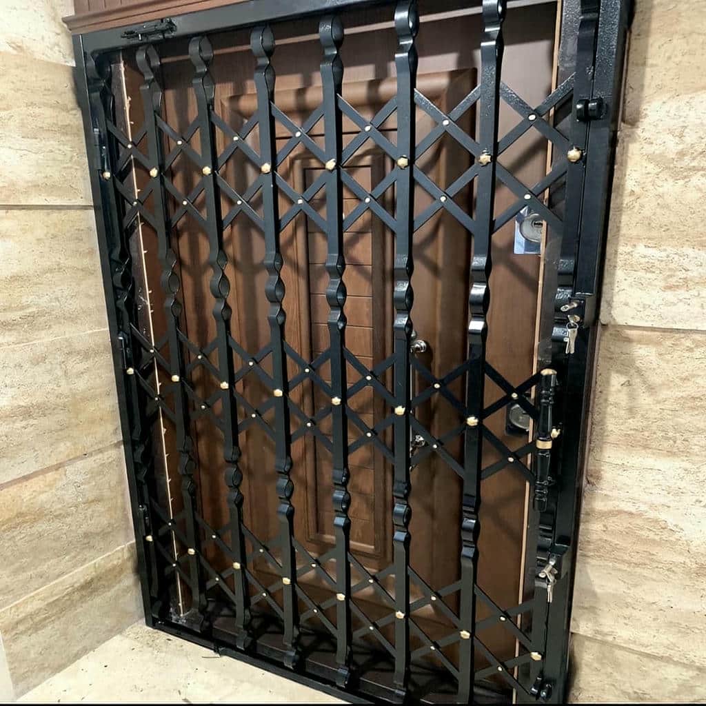 حفاظ درب ورودی با قفل متناسب طراحی