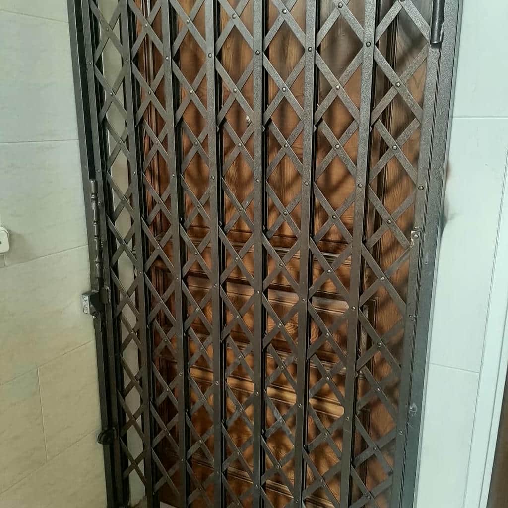 حفاظ لولایی درب مناسب فضای نیمه باز