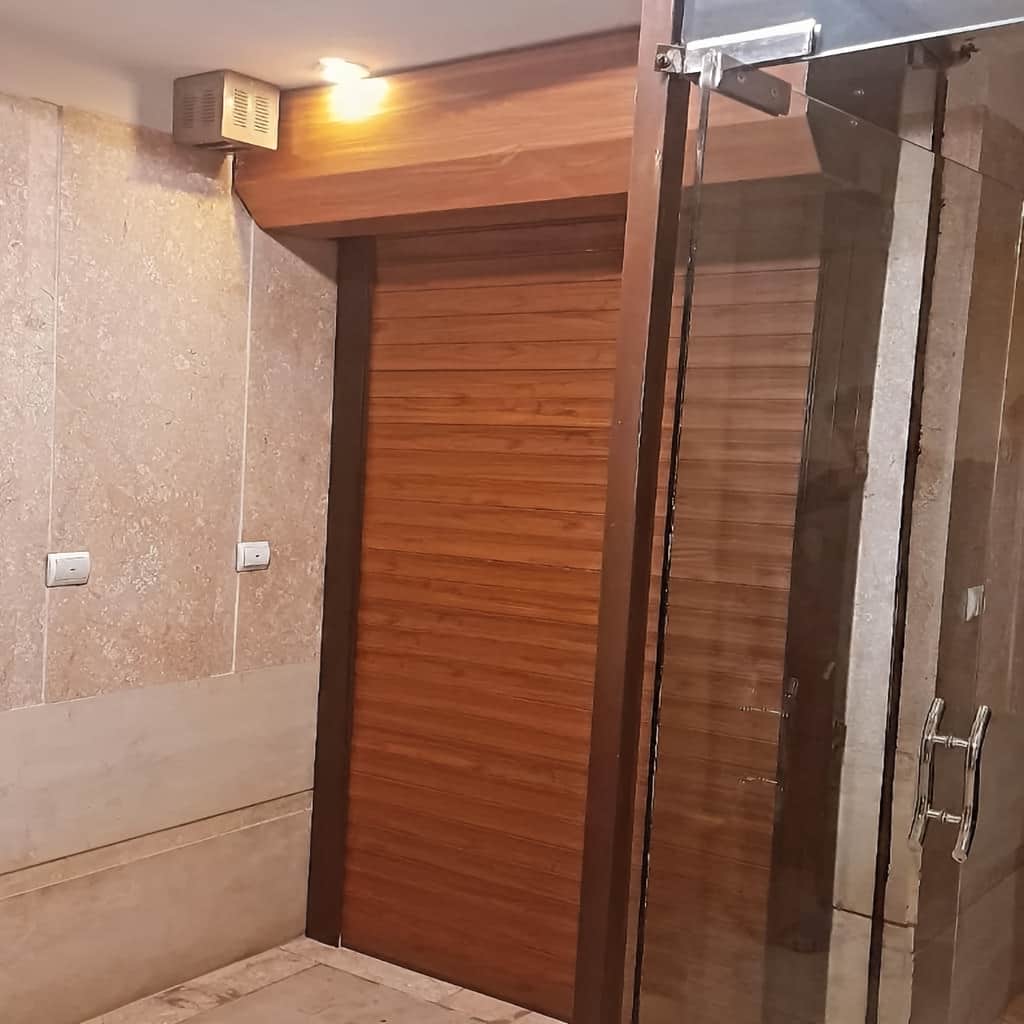 کرکره اتوماتیک طوسی هماهنگ با نمای باغ
