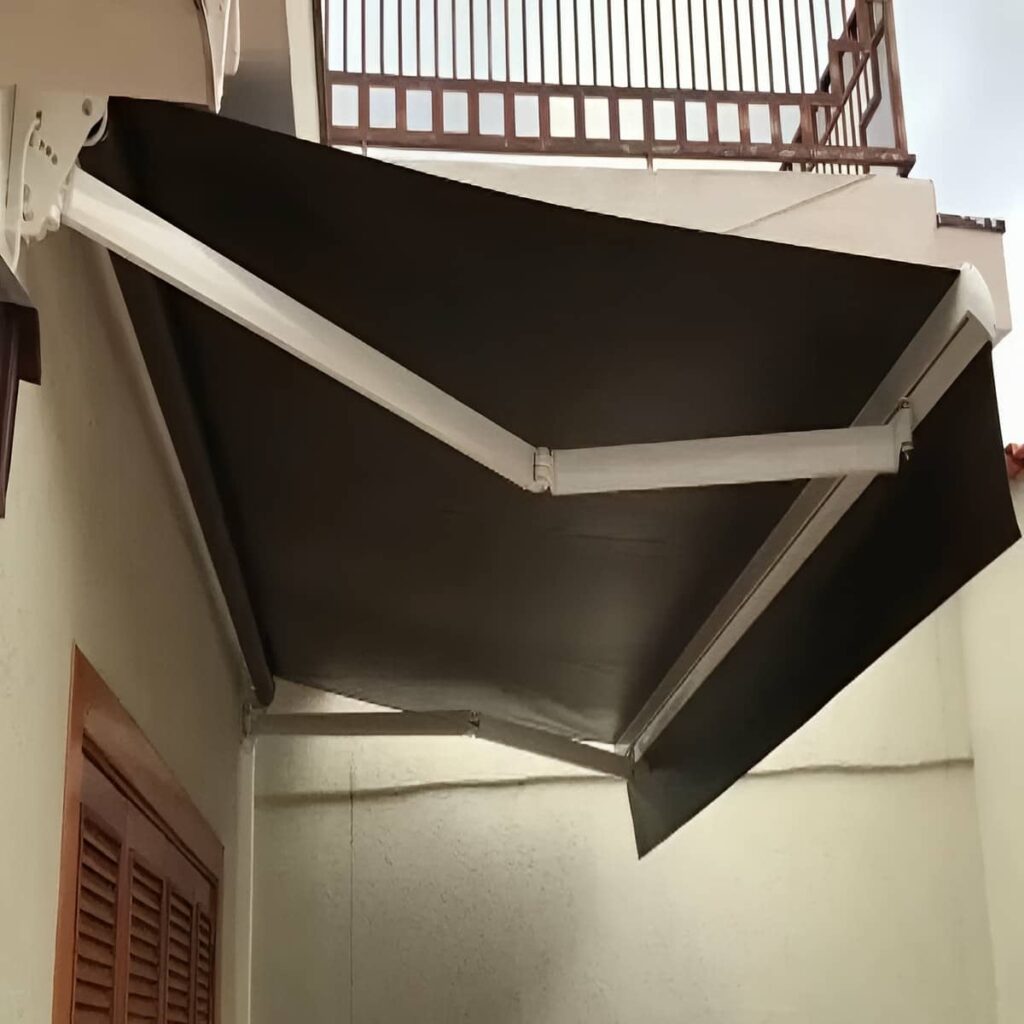 چادر برقی نصب شده روی نمای ساده