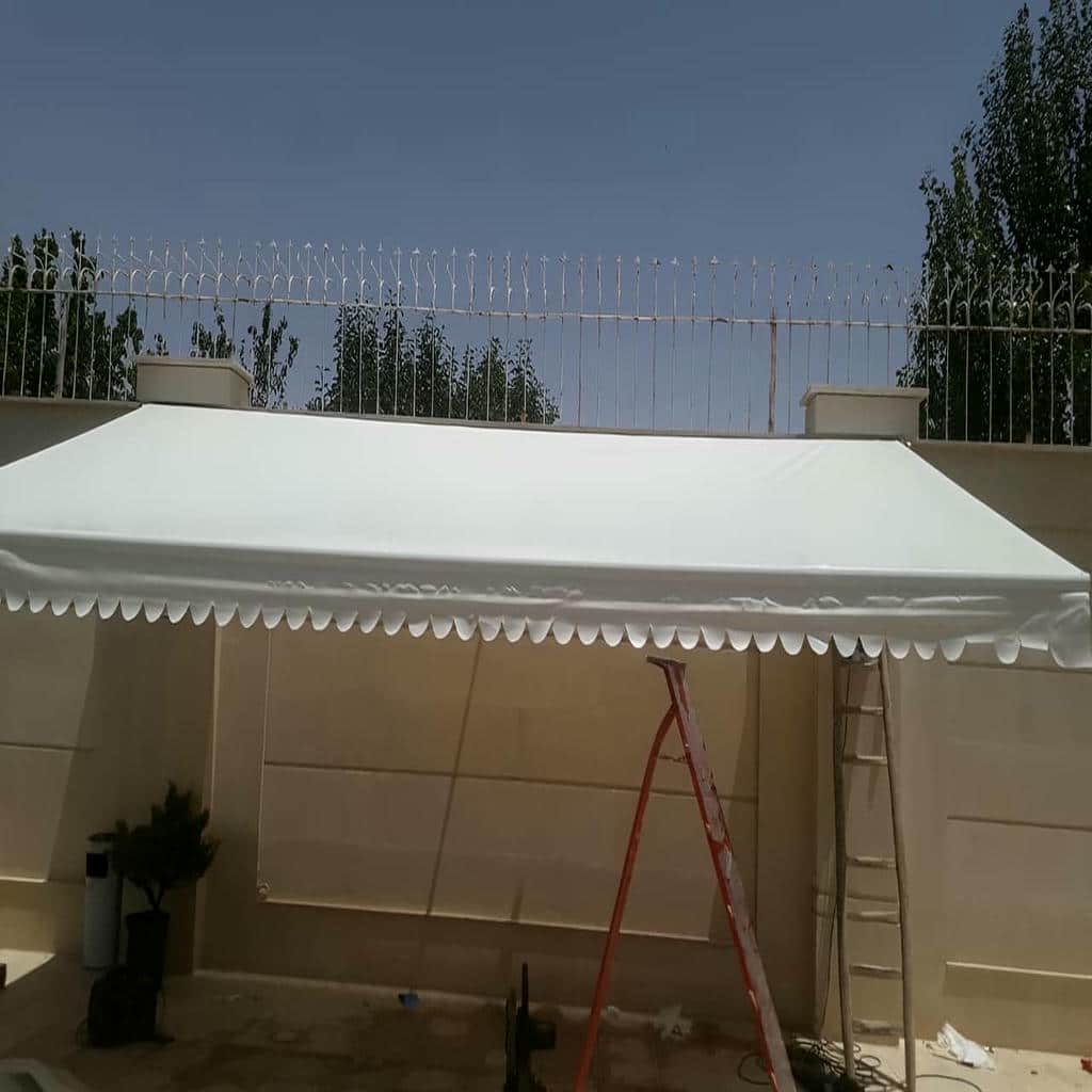 سایبان بازویی با پارچه روشن و سازه هماهنگ