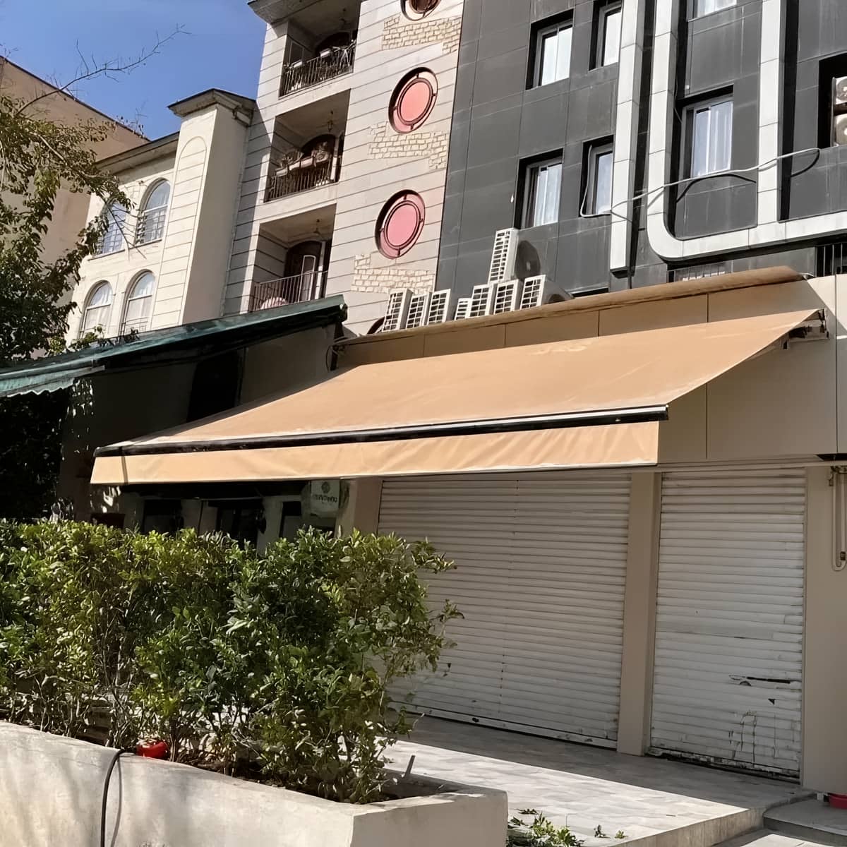 سایبان تاشو سفارشی با پارچه طوسی مجتمع مرکز عرضه تخصصی سایبان تاشو برای مجتمع های پرتردد