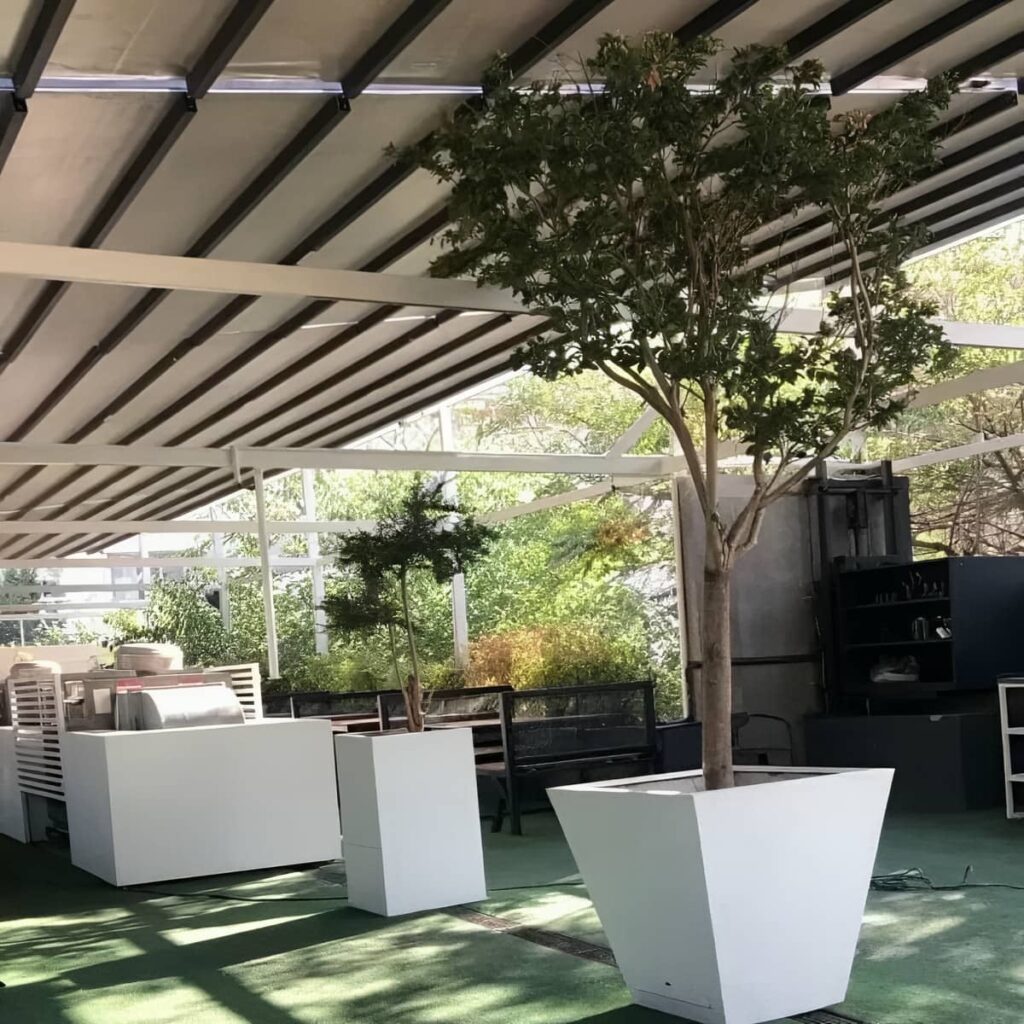 سایبان مغازه نصب شده روی نمای جدید