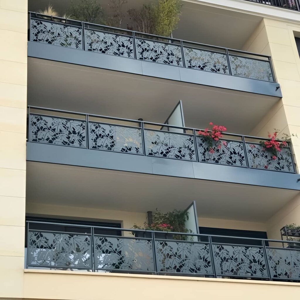 نرده پله سفارشی کنار دهانه بزرگ