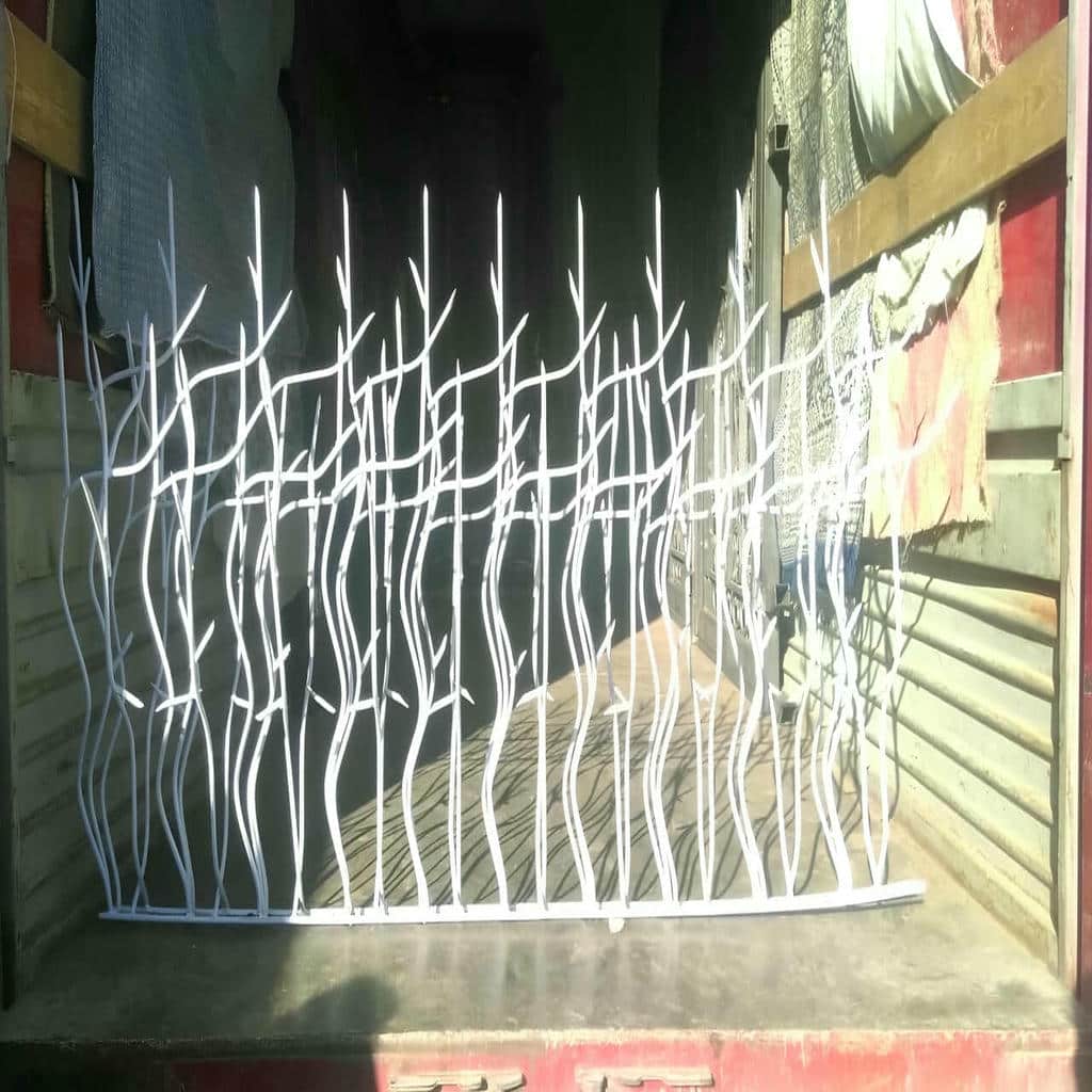 حفاظ روی دیوار حیاط با اندازه گیری دقیق