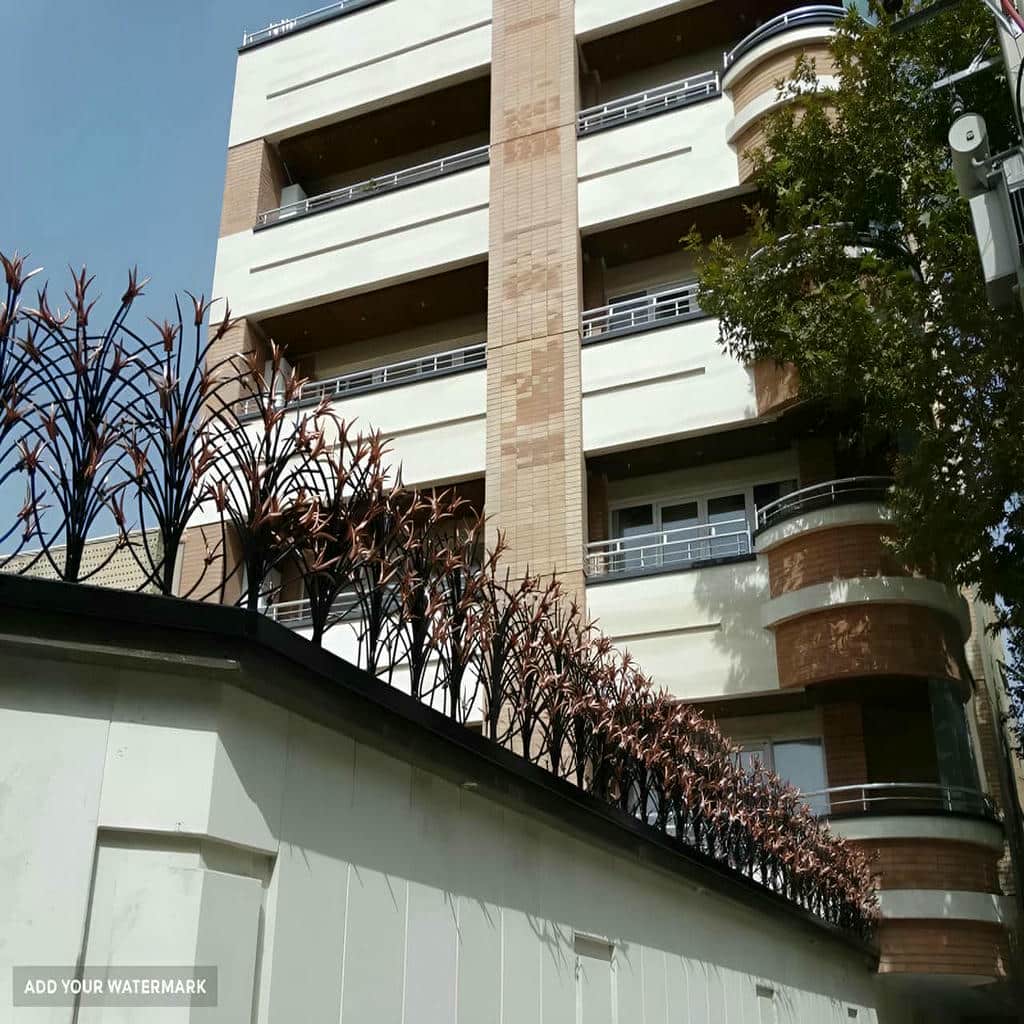 حفاظ لیلیوم متراکم روی دیوار ورودی
