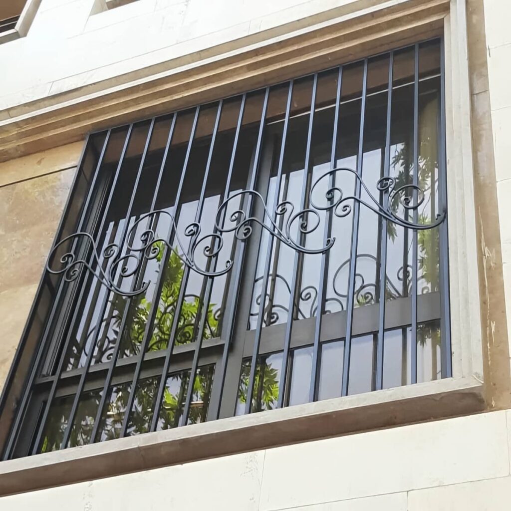 حفاظ پنجره فرفورژه باریک با پوشش یکدست حفاظ پنجره فرفورژه باریک با پوشش یکدست