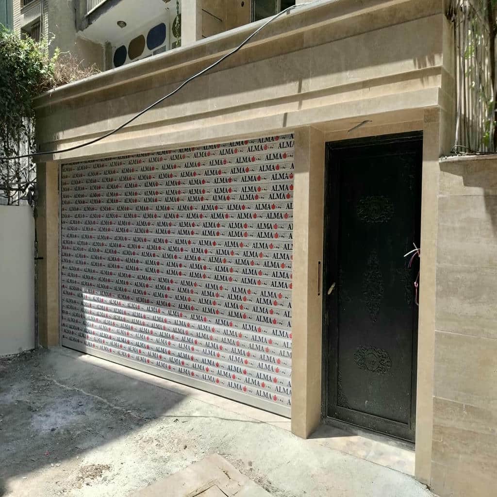 کرکره پارکینگ هماهنگ با نمای ساختمان
