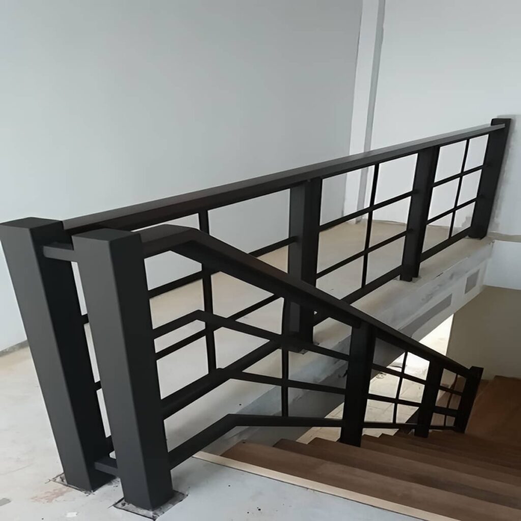 حفاظ لبه بالکن مشکی با خطوط عمودی