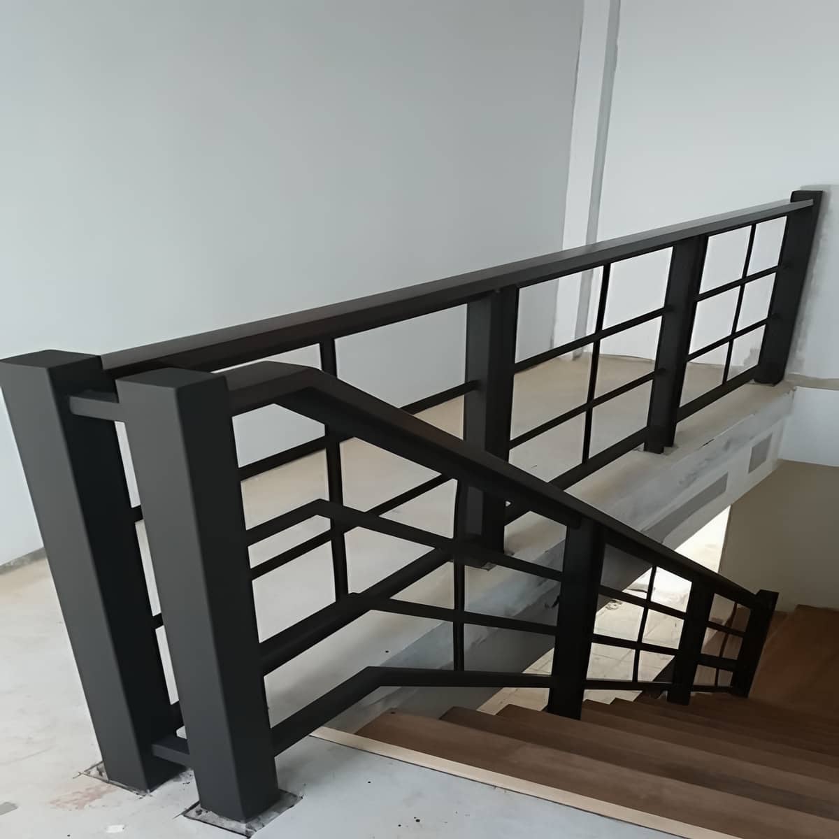 نرده فلزی بالکن سفارشی برای ساختمان قدیمی مرکز عرضه نرده فلزی بالکن سفارشی برای بازسازی ساختمان های قدیمی