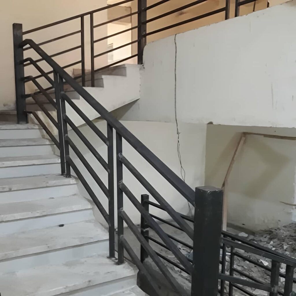 نرده پله آپارتمان در مسیر دارای پاگرد کوچک نرده پله آپارتمان در مسیر دارای پاگرد کوچک