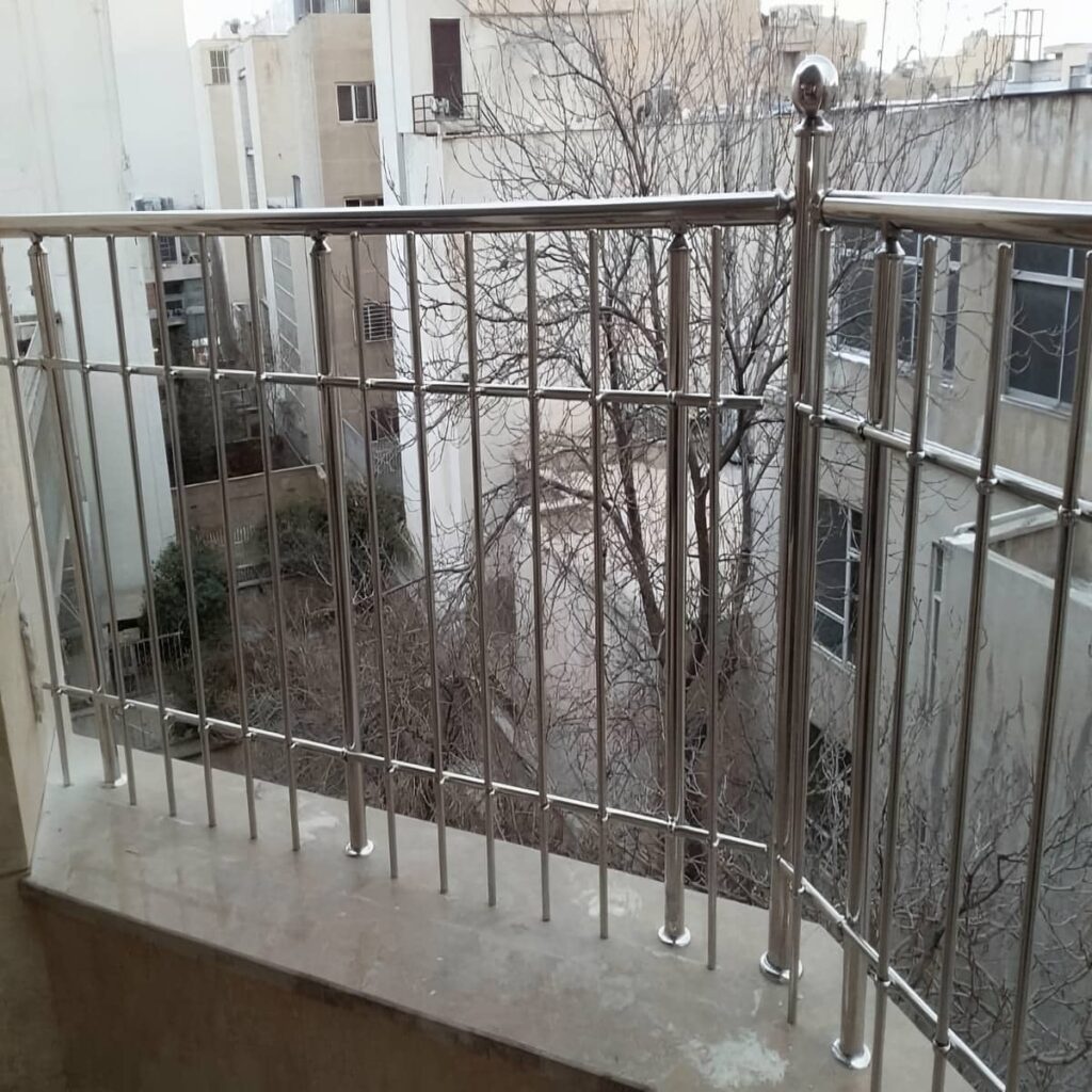 نرده راه پله با اتصالات مقاوم کنار پاگرد زاویه دار