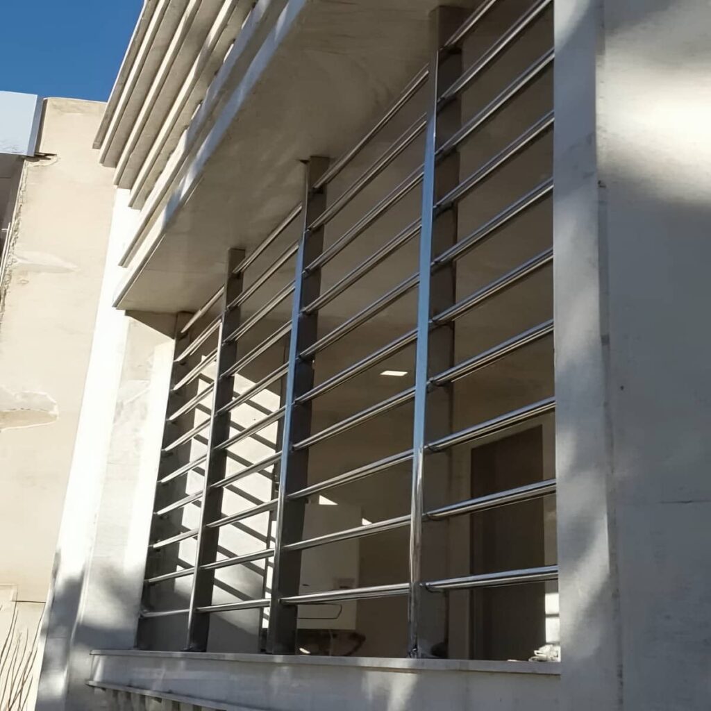 حفاظ پله در راه پله چند پاگرد