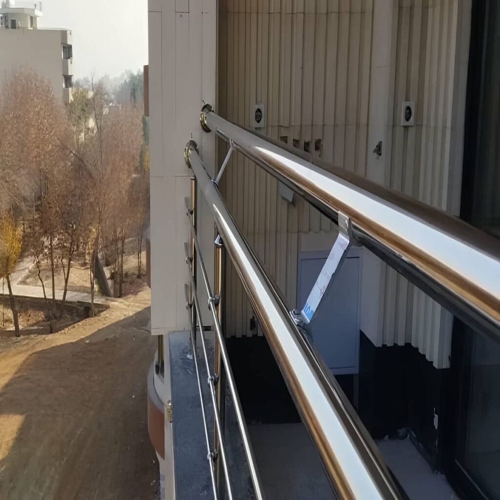 نرده پله فلزی متناسب با ابعاد مسیر باغ