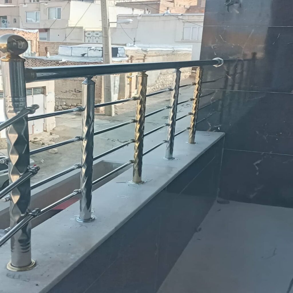 نرده چوبی راه پله کنار پاگرد داخلی
