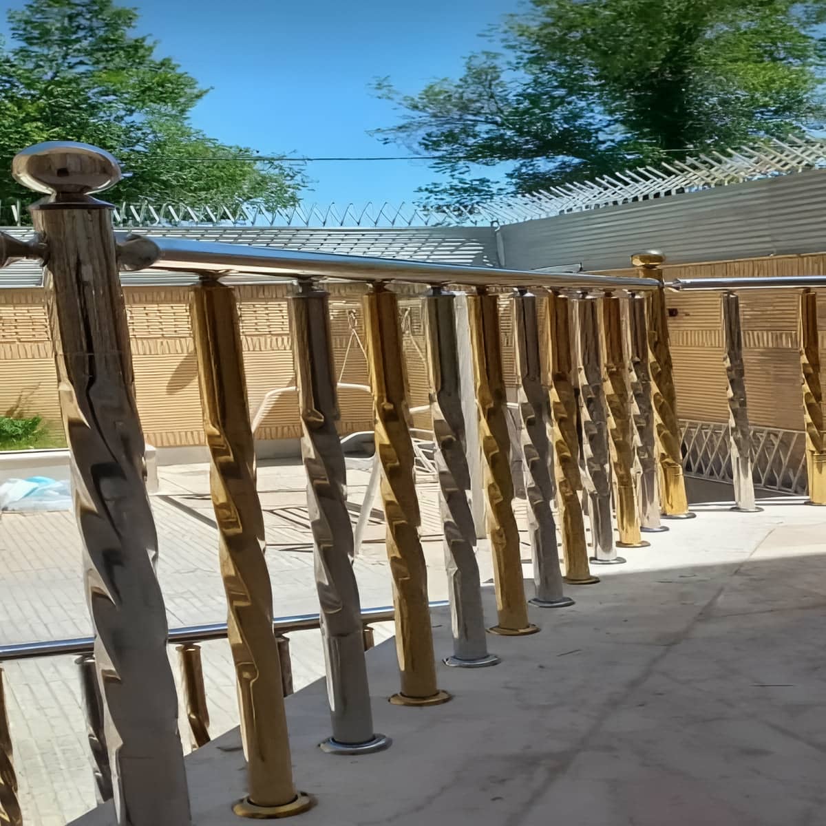 نرده پله سفارشی با پوشش مقاوم باران مرکز عرضه نرده پله با قیمت مناسب و مقاومت در برابر باد، باران و آفتاب