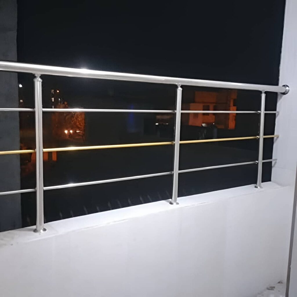 نرده آلومینیومی بالکن هماهنگ با ورودی ساختمان نرده آلومینیومی بالکن هماهنگ با ورودی ساختمان