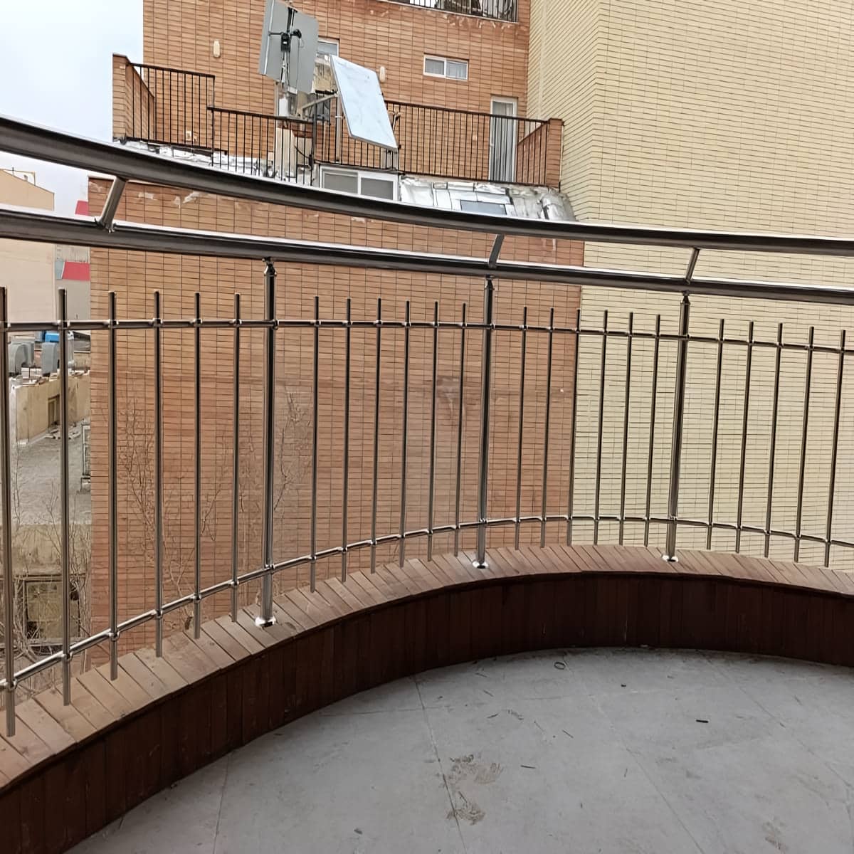 حفاظ پله سفارشی برای مسیر کم عرض مرکز عرضه حفاظ پله سفارشی برای فضاهای کم عرض و محدود