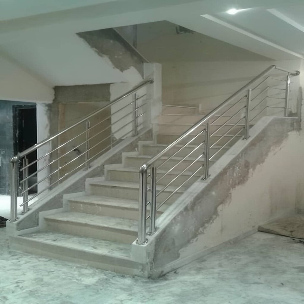 نرده استیل بالکن با پرداخت براق یکدست