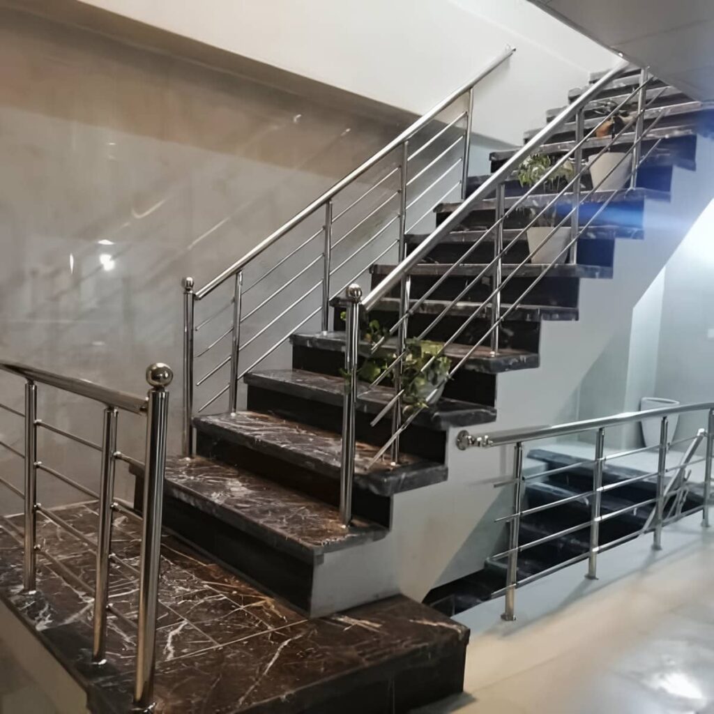 نرده استیل بالکن با فرم خطی مدرن نرده استیل بالکن با فرم خطی مدرن
