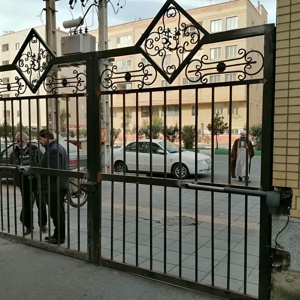 جک درب حیاط هماهنگ با فضای کنار ستون
