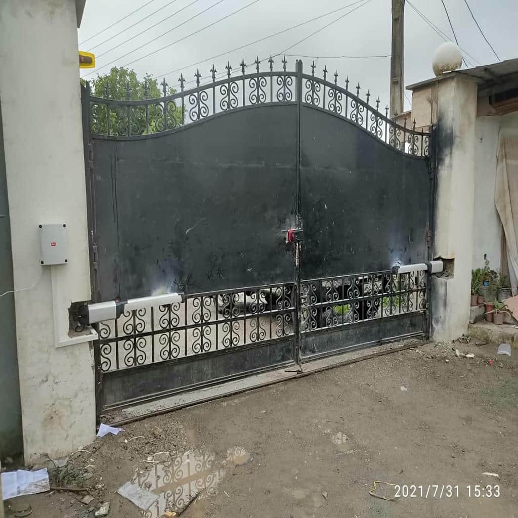 جک بازویی نصب شده روی لنگه فلزی عریض