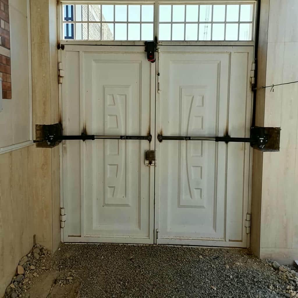 جک ریموت دار با بدنه مشکی کنار ستون