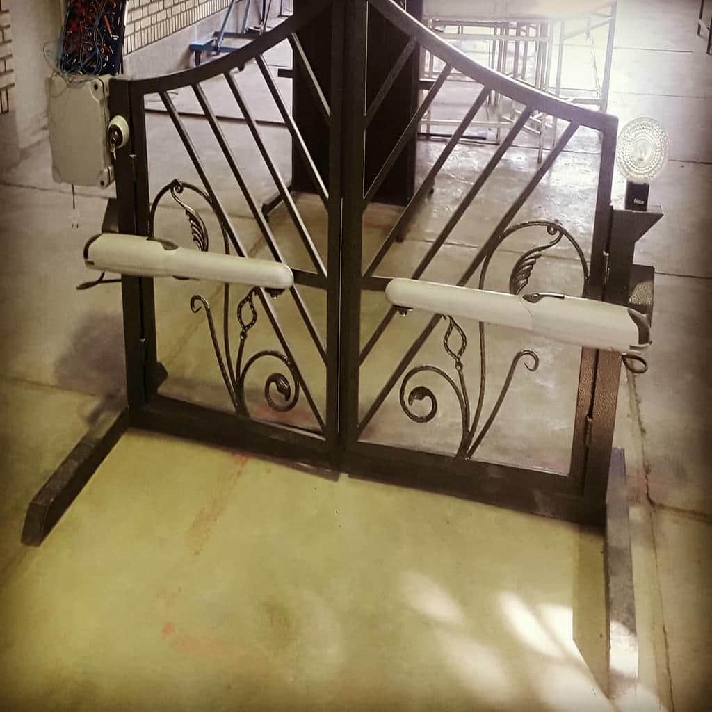 جک درب پارکینگ کم صدا کنار درب لولایی مسکونی مرکز عرضه تخصصی جک درب پارکینگ کمصدا برای محیط مسکونی