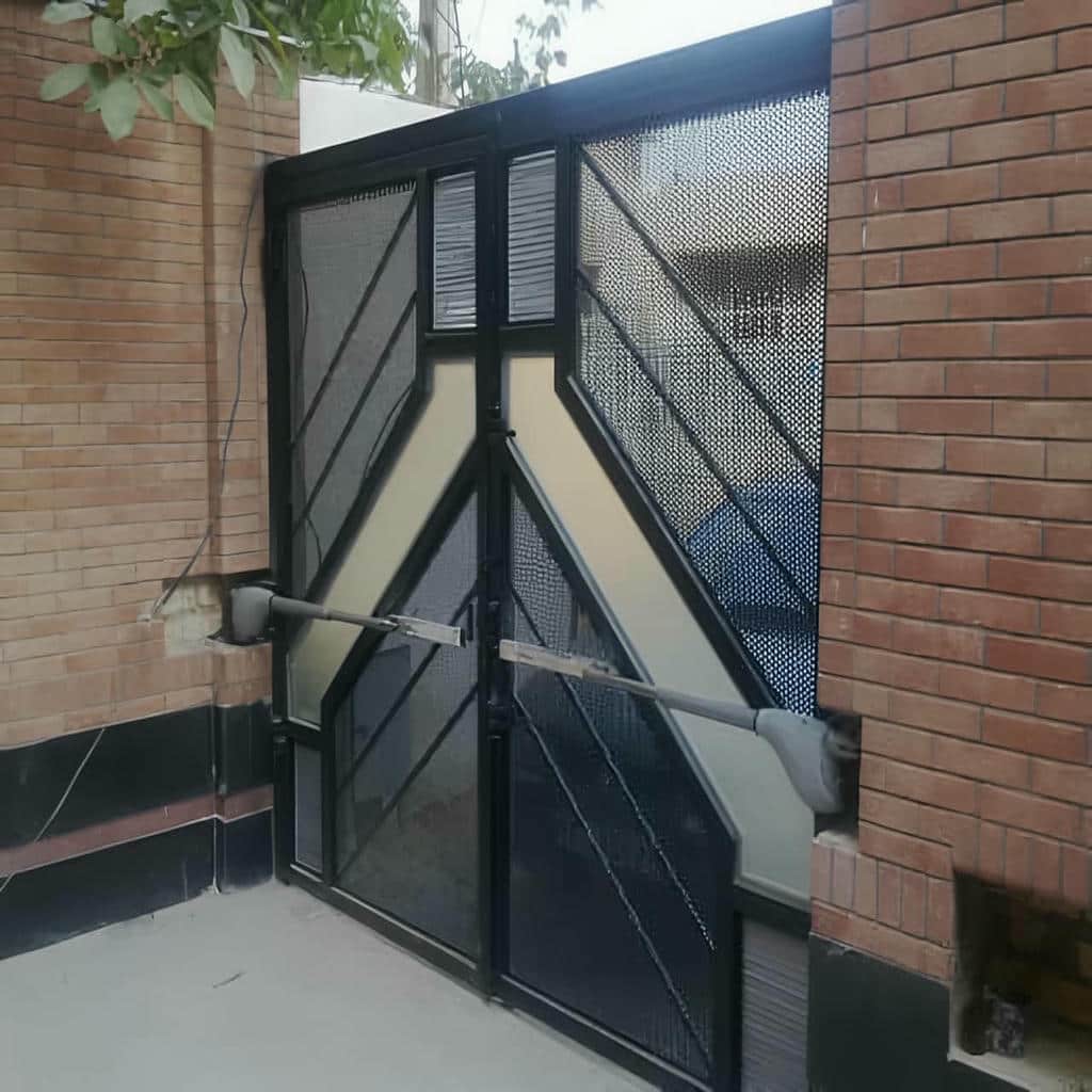جک درب پارکینگ با بدنه تیره کنار ستون