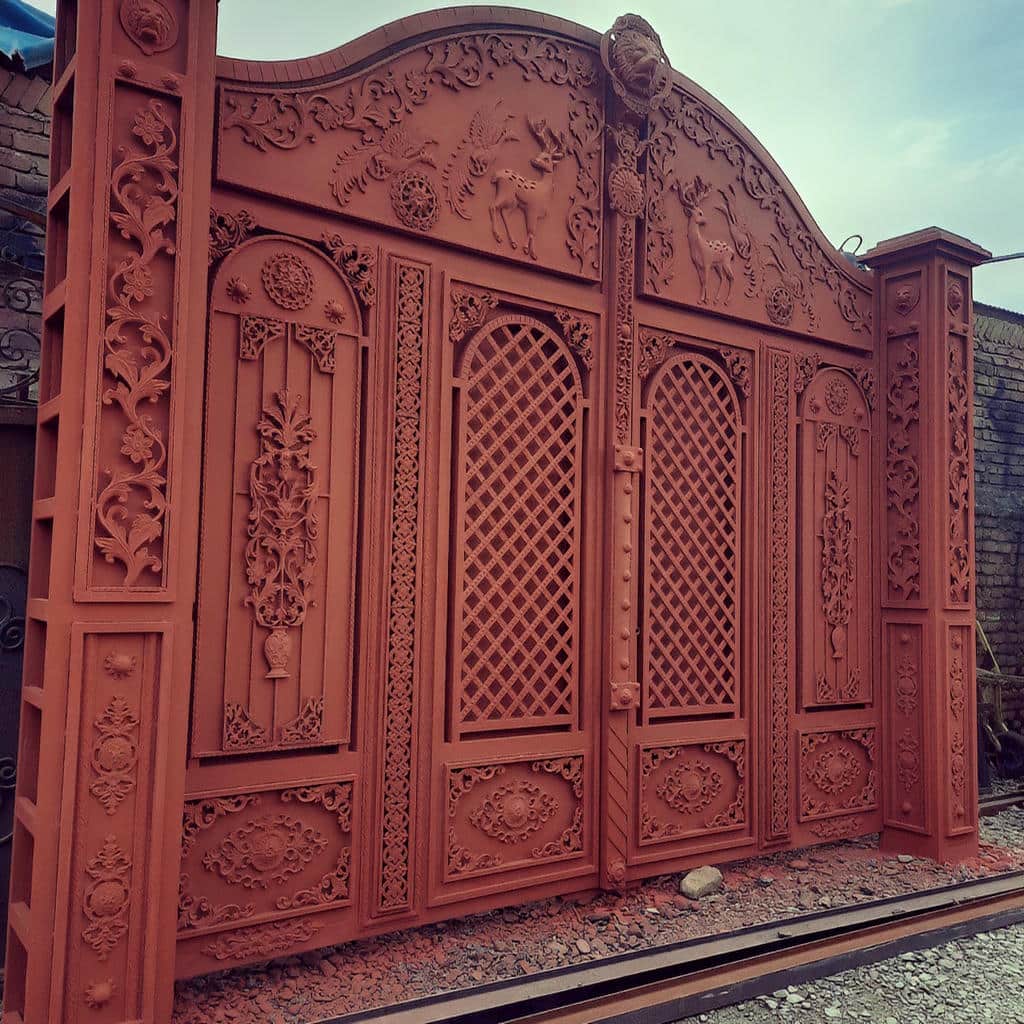 درب فرفورژه با رنگ سفارشی نمای حیاط