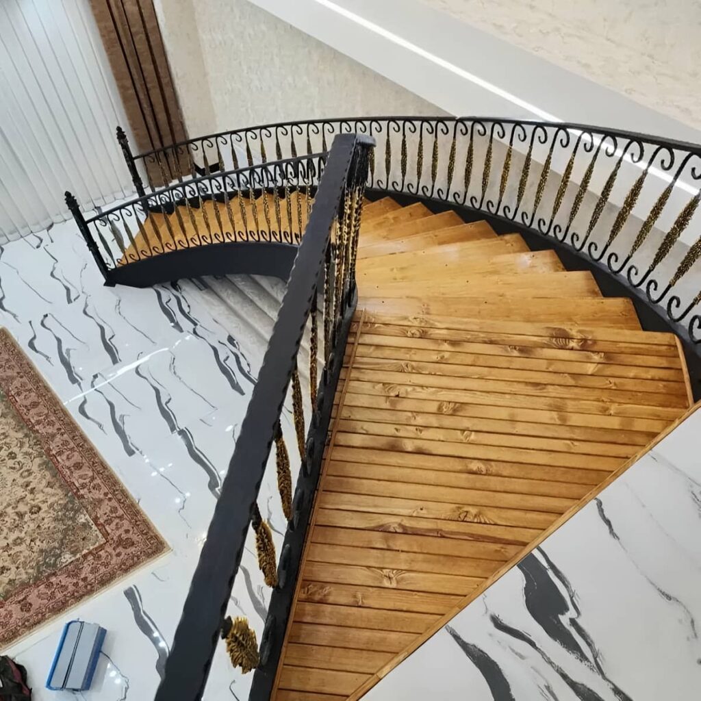 نرده فرفورژه بالکن هماهنگ با نمای ساختمان