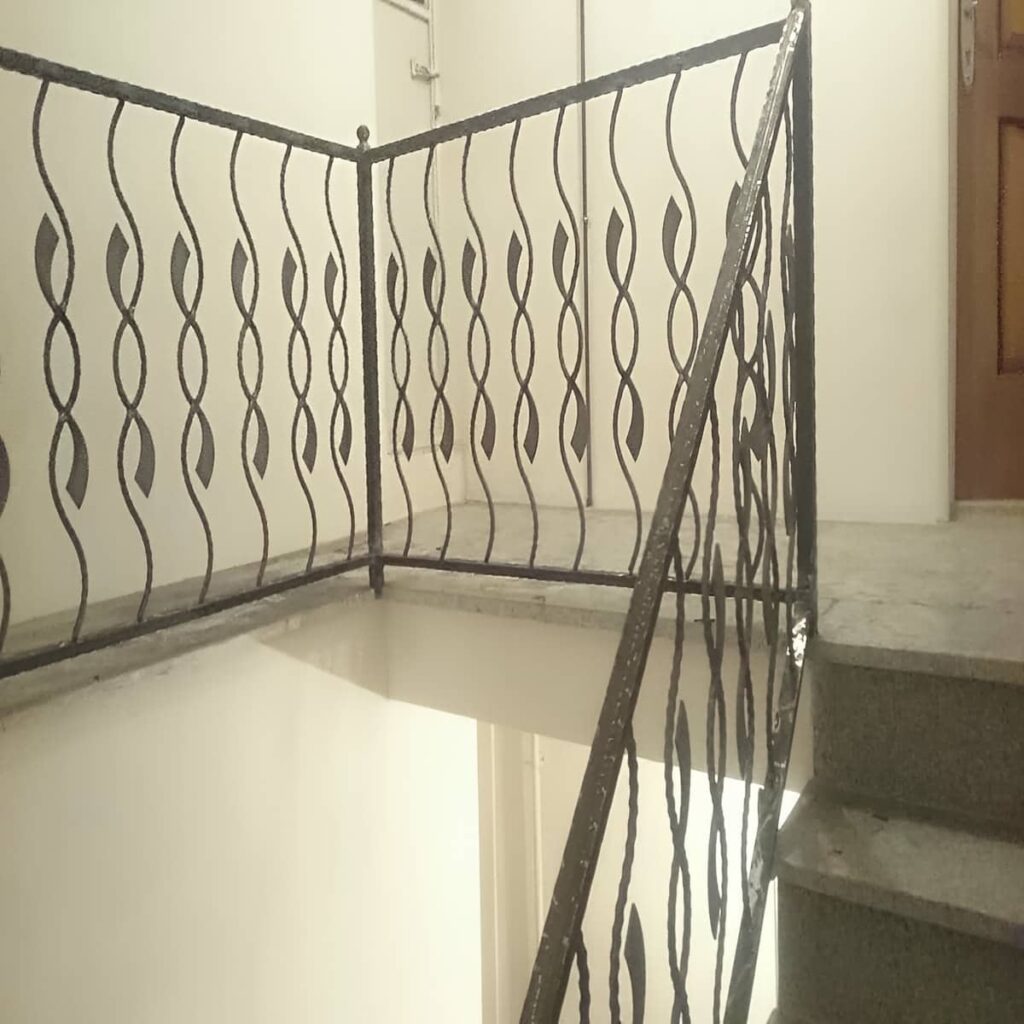 نرده فرفورژه بالکن خارجی با طرح ظریف