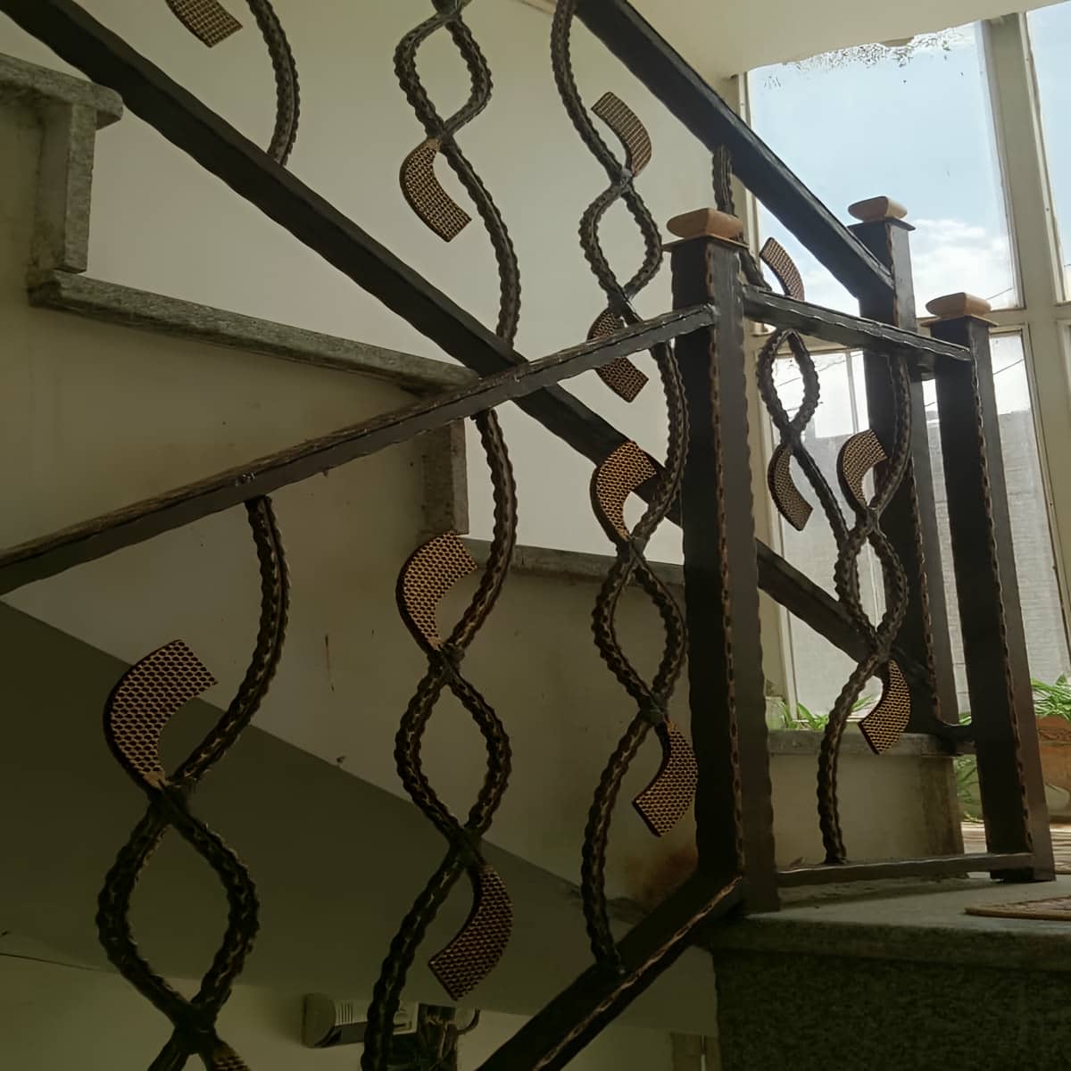 نرده بالکن آپارتمان فرفورژه با ابعاد سفارشی مرکز عرضه مستقیم نرده بالکن آپارتمان برای نمای کلاسیک و فرفورژه