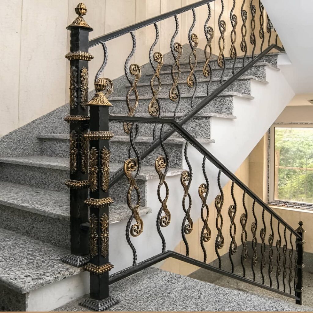 نرده فرفورژه راه پله با رنگ مشکی مات