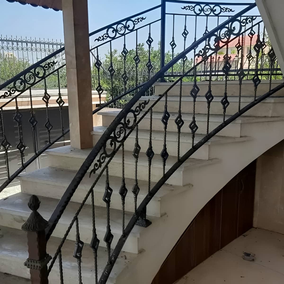 نرده فرفورژه بالکن ایرانی با ابعاد سفارشی مرکز تخصصی عرضه نرده فرفورژه بالکن برای انتخاب مدل ایرانی یا خارجی
